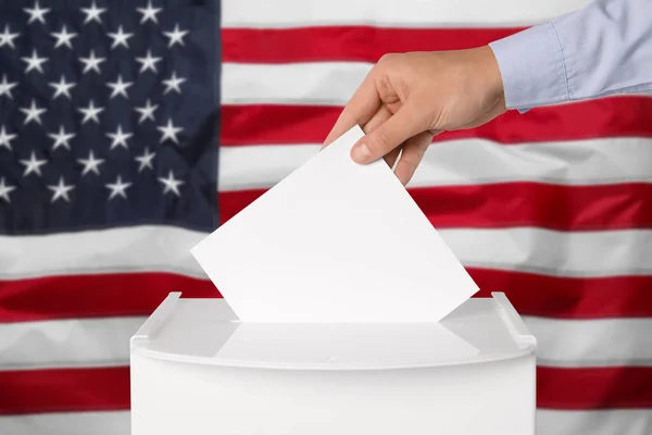 男子把他的选票放进投票箱反对美国国旗 特写镜头 — 图库照片
