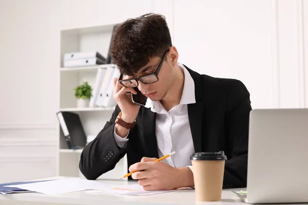 Junger Mann Telefoniert Während Tisch Büro Arbeitet Fristkonzept — Stockfoto