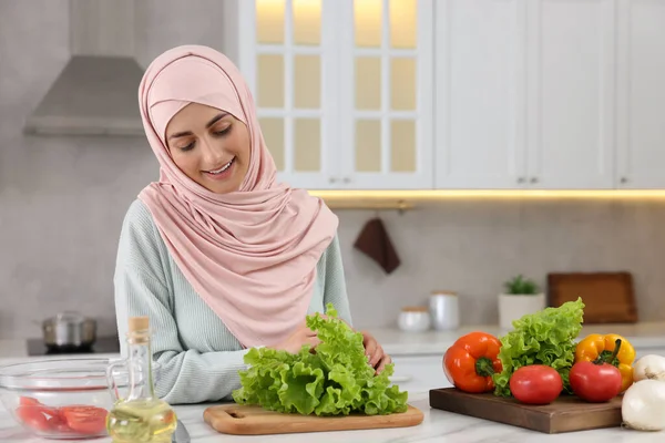 Muslim Woman Making Delicious Salad Vegetables White Table Kitchen Space — Stock Photo, Image