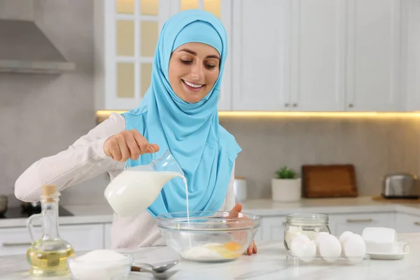 Mujer Musulmana Haciendo Masa Mesa Blanca Cocina —  Fotos de Stock