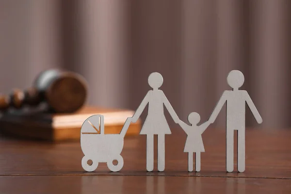 Direito Família Figura Pais Com Filhos Martelo Mesa Madeira — Fotografia de Stock