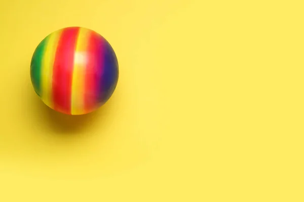 Яркий Резиновый Детский Мяч Бледно Желтом Фоне Вид Сверху Пространство — стоковое фото