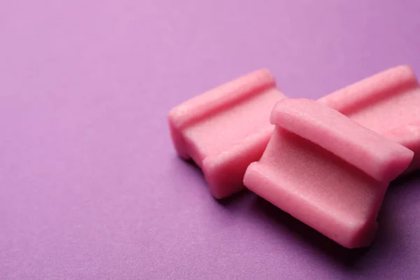 口感粉红的口香糖 紫色背景 案文的篇幅 — 图库照片