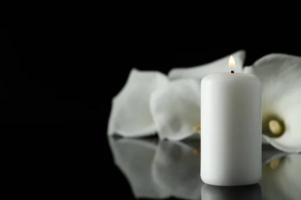 Hořící Svíčky Bílé Lilie Calla Květy Černém Zrcadle Povrchu Tmě — Stock fotografie