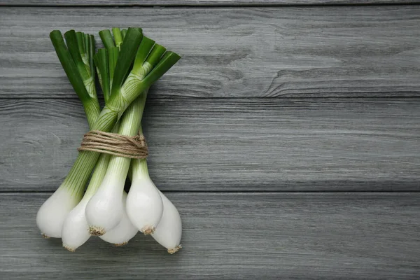 Bunch Green Spring Onions Grey Wooden Table Flat Lay Space — Stock Photo, Image