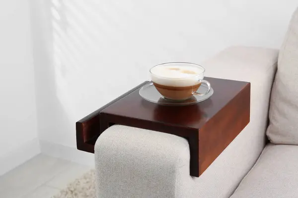 屋内で木製のアームレストテーブル付きのソファーのコーヒーカップ インテリア要素 — ストック写真
