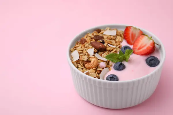 口感浓郁 酸奶和新鲜的浆果在粉红的背景碗 特写与文字的空间 健康早餐 — 图库照片