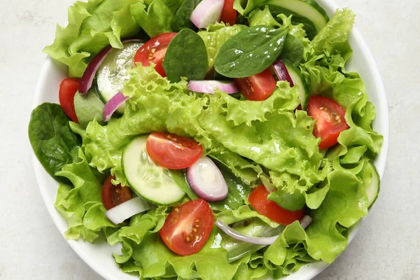 Deliciosa Salada Tigela Mesa Cinza Claro Vista Superior — Fotografia de Stock