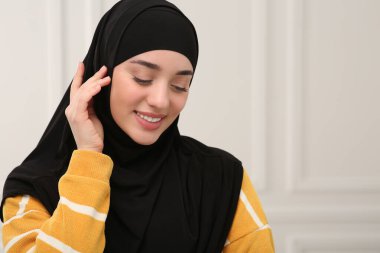 İçeride siyah başörtüsü takan güzel Müslüman kadın