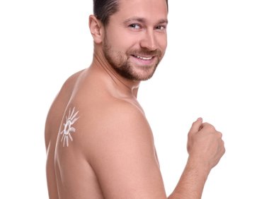 Sırtında beyaz arka plan kremi olan yakışıklı bir adam.