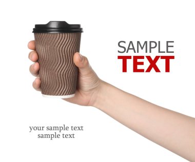 Paket kahve. Beyaz arka planda plastik kapaklı kağıt bardak tutan kadın, yakın plan. Metnin için boşluk ile tasarım yap