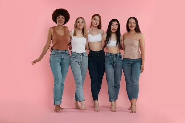 Група Красивих Молодих Жінок Рожевому Фоні — стокове фото