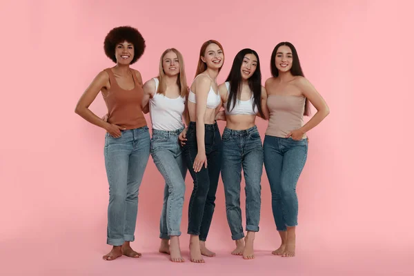 Groep Van Mooie Jonge Vrouwen Roze Achtergrond — Stockfoto