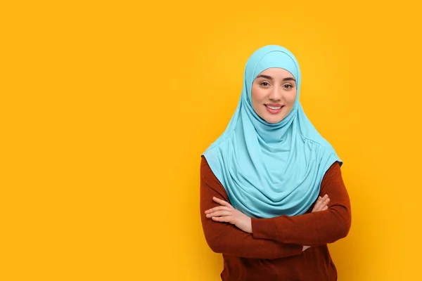 Porträt Einer Muslimin Hijab Auf Orangefarbenem Hintergrund Raum Für Text — Stockfoto