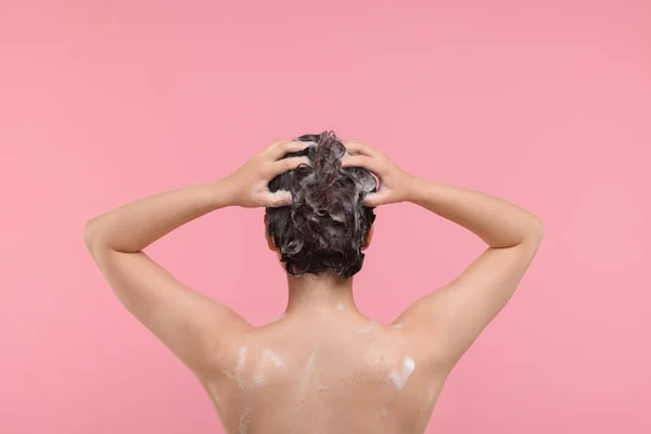 粉红背景洗头的女人 后视镜 — 图库照片