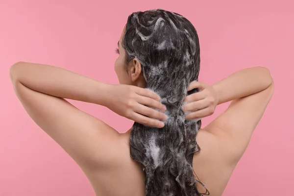 Γυναίκα Πλύσιμο Των Μαλλιών Ροζ Φόντο Πίσω Όψη — Φωτογραφία Αρχείου