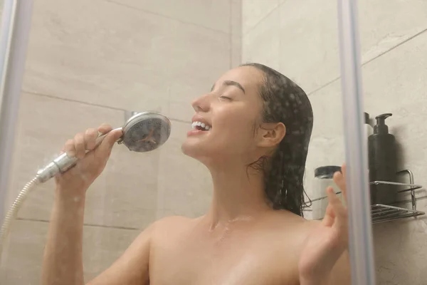 Mycie Włosów Szczęśliwa Kobieta Prysznicem Śpiewa Wewnątrz Widok Przez Mokre — Zdjęcie stockowe