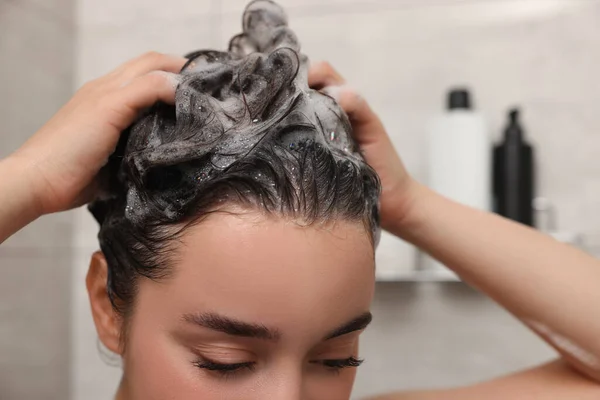 Kvinna Tvätta Håret Med Schampo Dusch Närbild — Stockfoto