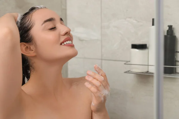 Schöne Glückliche Frau Beim Haarewaschen Mit Shampoo Unter Der Dusche — Stockfoto