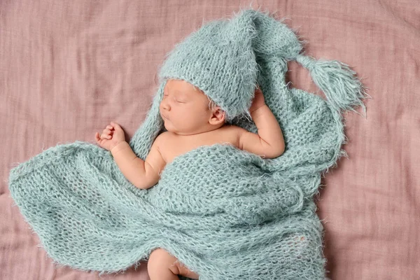 ベッドの上の眺めに置かれた編まれた置かれたの下で寝る愛らしい新生児 — ストック写真