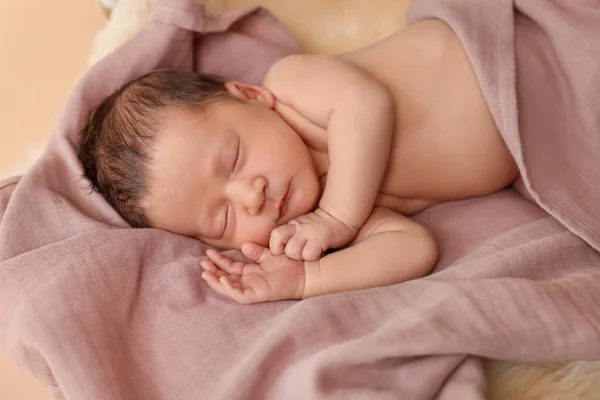 Liebenswertes Neugeborenes Schläft Auf Hellbrauner Decke — Stockfoto