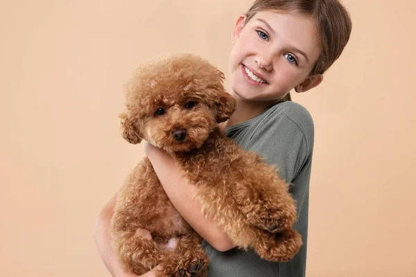 ベージュの背景にかわいい子犬がいる小さな子供 ラブリーペット — ストック写真