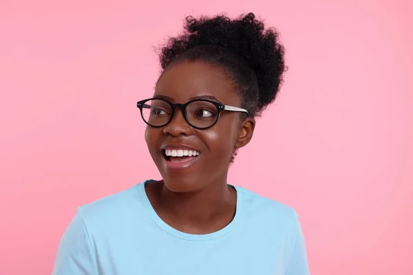 Portret Szczęśliwej Młodej Kobiety Okularach Różowym Tle — Zdjęcie stockowe