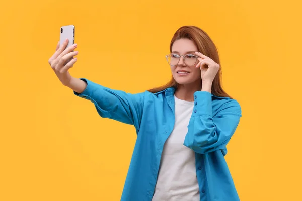 Schöne Frau Mit Brille Macht Selfie Auf Orangefarbenem Hintergrund — Stockfoto