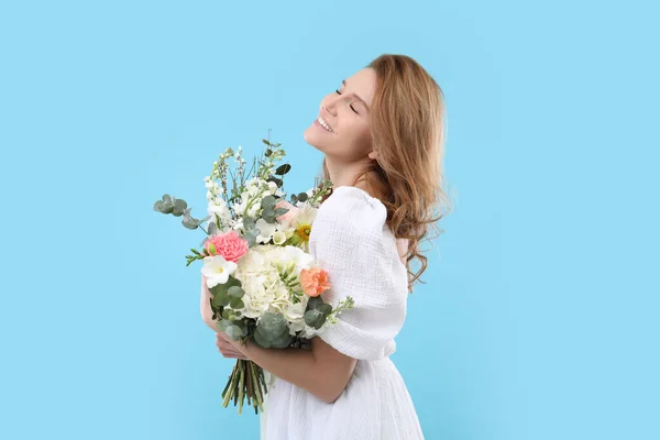 Vacker Kvinna Med Bukett Blommor Ljusblå Bakgrund — Stockfoto