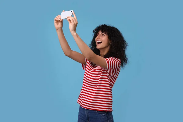 Όμορφη Νεαρή Γυναίκα Που Παίρνει Selfie Γαλάζιο Φόντο — Φωτογραφία Αρχείου