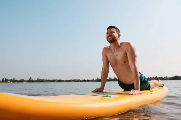 Man Utövar Yoga Sup Ombord Floden — Stockfoto