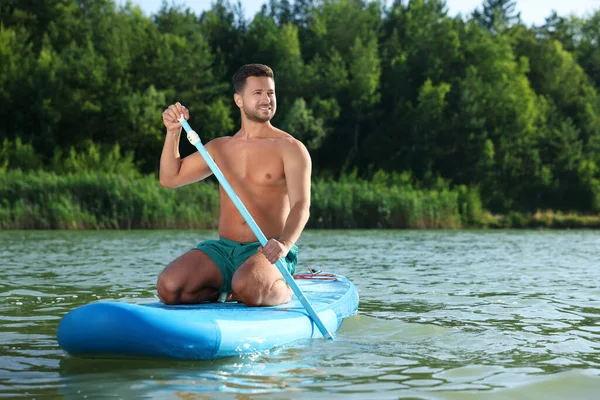 Imbarco Uomo Paddle Sulla Sup Board Nel Fiume — Foto Stock