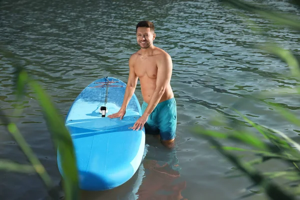 Mann Steht Sonnigem Tag Neben Sup Board Flusswasser — Stockfoto