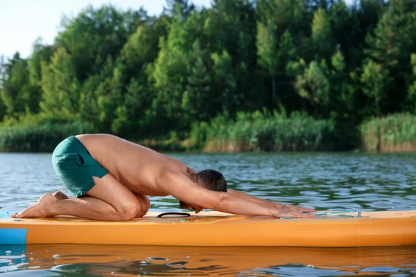 Άνθρωπος Πρακτική Γιόγκα Στο Χρώμα Sup Σκάφους Στο Ποτάμι — Φωτογραφία Αρχείου