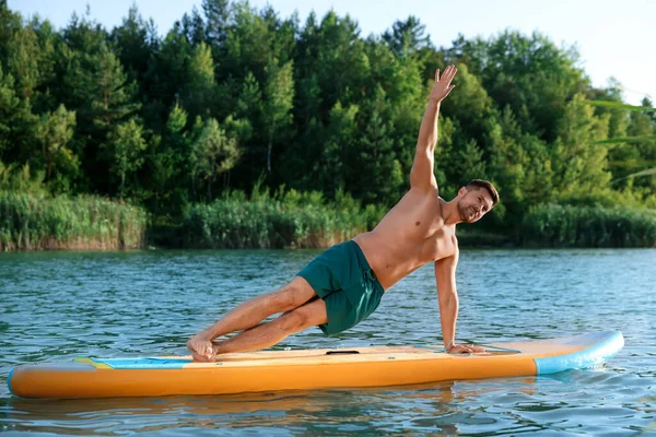 Mann Übt Yoga Auf Farbigem Sup Board Auf Fluss — Stockfoto