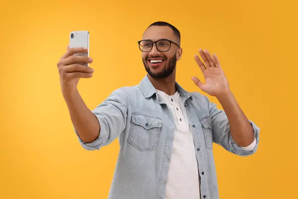 Joven Sonriente Tomando Selfie Con Smartphone Sobre Fondo Amarillo —  Fotos de Stock
