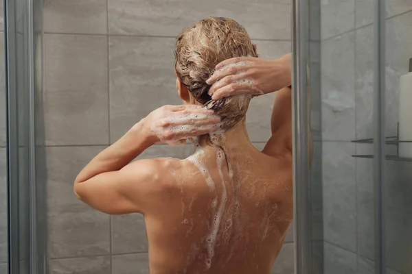 洗头的女人在淋浴间 后视镜 — 图库照片