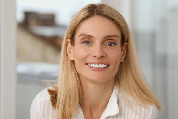 Retrato Emprendedora Empresaria Segura Hermosa Dama Con Pelo Rubio Sonriendo — Foto de Stock
