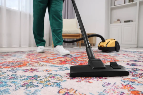 Mitarbeiter Der Chemischen Reinigung Saugt Teppich Mit Staubsauger Innenräumen Nahaufnahme — Stockfoto