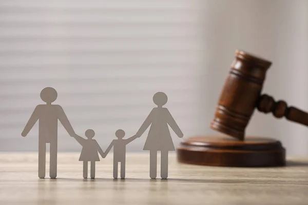 Derecho Familia Figura Padres Con Niños Mazo Sobre Mesa Madera —  Fotos de Stock