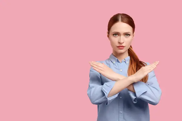 Stopp Geste Frau Mit Gekreuzten Händen Auf Rosa Hintergrund Platz — Stockfoto