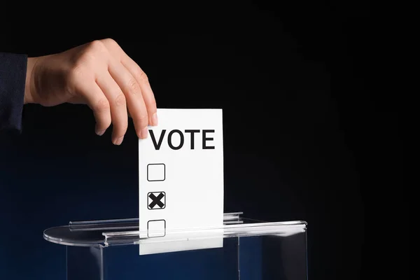 女人用文字投票 然后用深蓝色底色在投票箱里打勾 — 图库照片