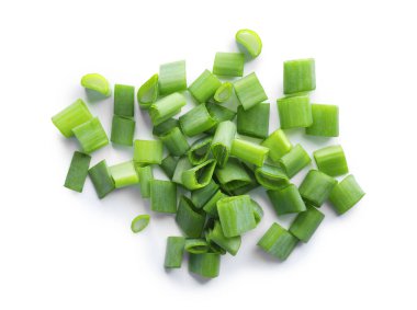 Taze yeşil soğan yığını beyaza izole edilmiş, üst manzara