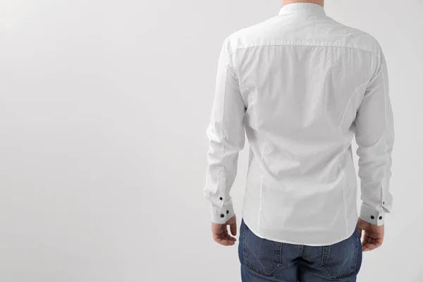 Man Met Gerimpeld Shirt Witte Achtergrond Achteraanzicht — Stockfoto