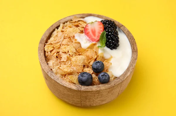 美味的脆玉米片 酸奶和新鲜的浆果在碗黄色背景 健康早餐 — 图库照片
