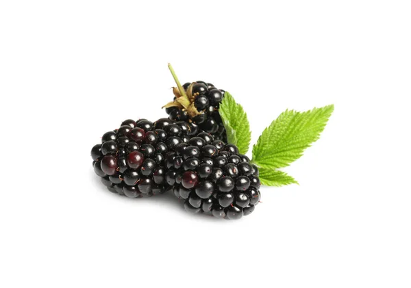 Tasty Ripe Blackberries Green Leaves Isolated White — Stock Photo, Image