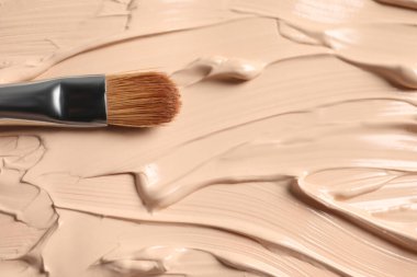 Cilt temeli ve makyaj fırçası örneği, yakın plan.