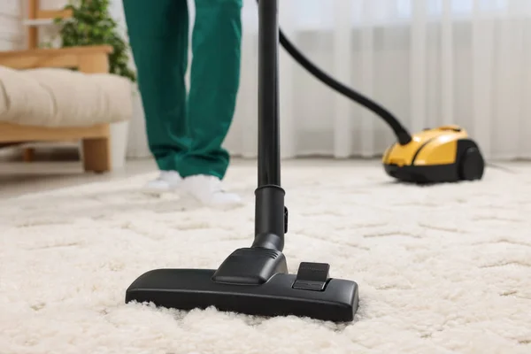 Dry Cleaner Employee Hoovering Carpet Vacuum Cleaner Indoors Closeup — Stock Photo, Image