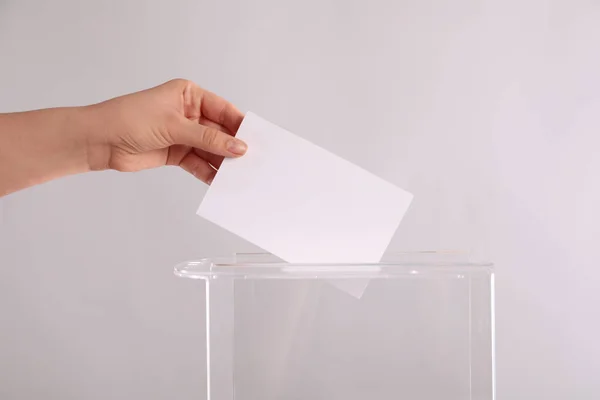 Donna Che Mette Suo Voto Nelle Urne Sfondo Grigio Chiaro — Foto Stock