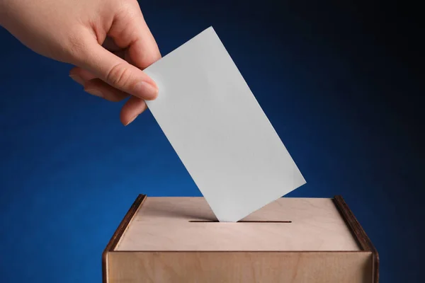 Frau Wirft Ihre Stimme Die Wahlurne Auf Dunkelblauem Hintergrund Nahaufnahme — Stockfoto